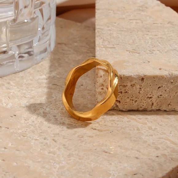 New Minimalist 18k Gold Ocean Wave Shape Ring - Picture 7 of 8
